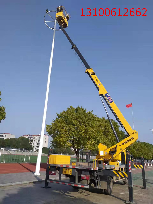 輕型伸縮臂高空車更換照明路燈施工現(xiàn)場，效率高